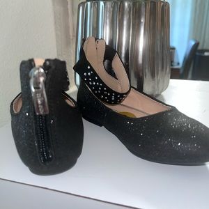 Little girls size 8 shoes. Barely worn, excellent condition!